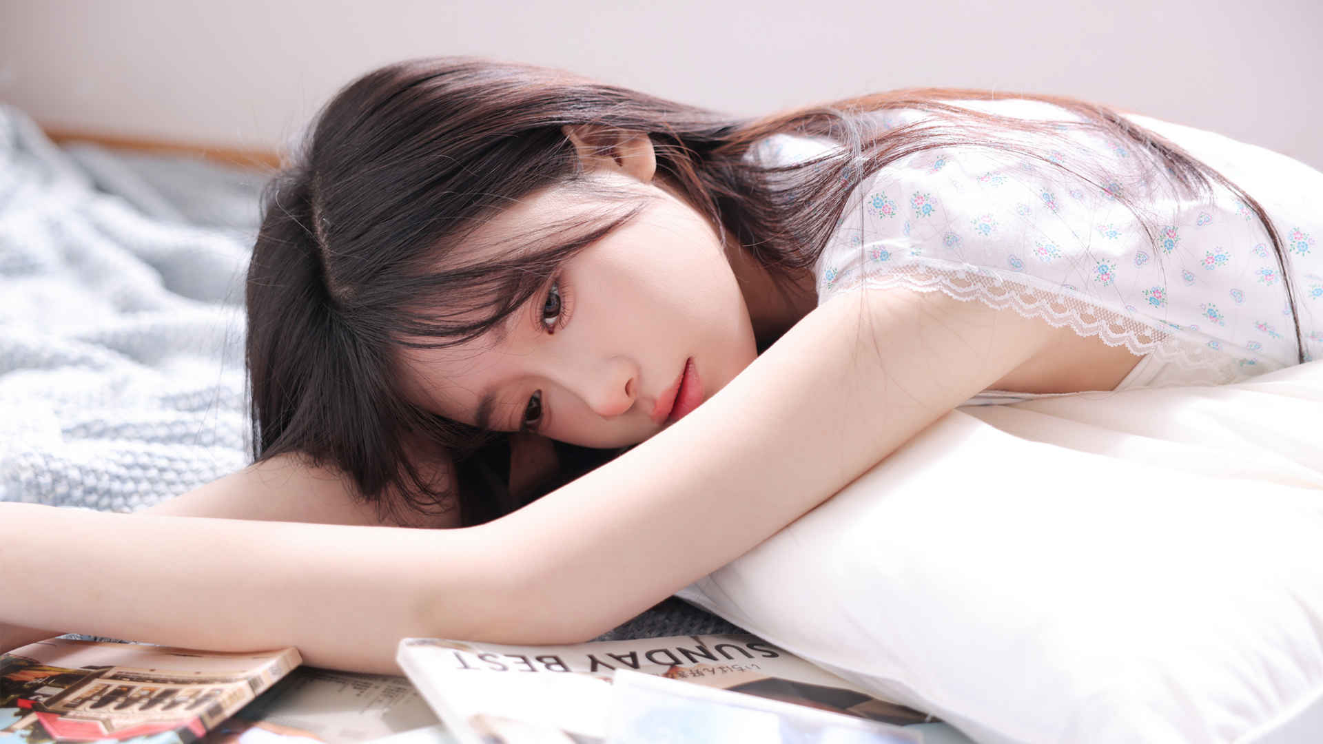 居家清纯美女趴着电脑壁纸-
