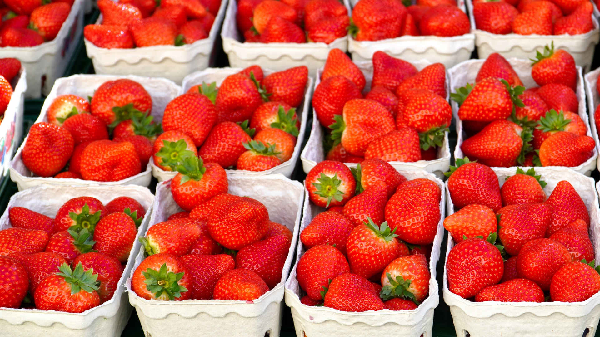 精致新鲜的草莓高清桌面壁纸