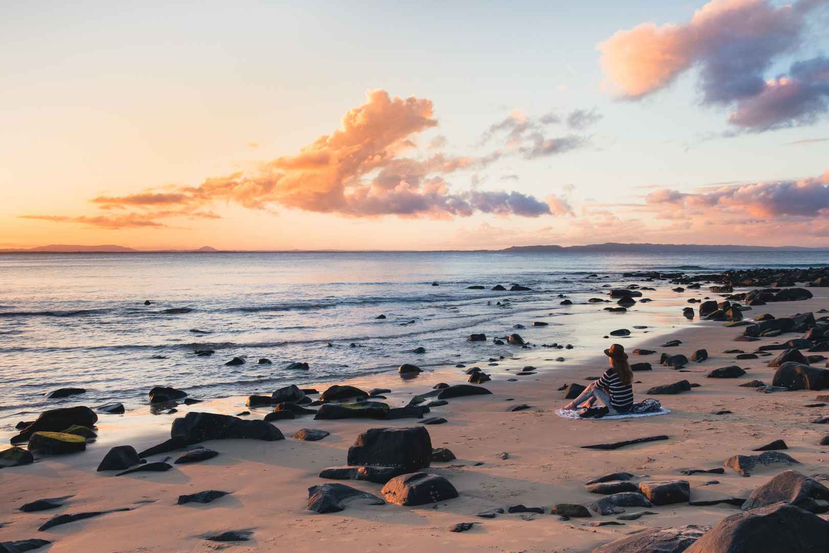 黄昏下惬意大海海滩壁纸图片