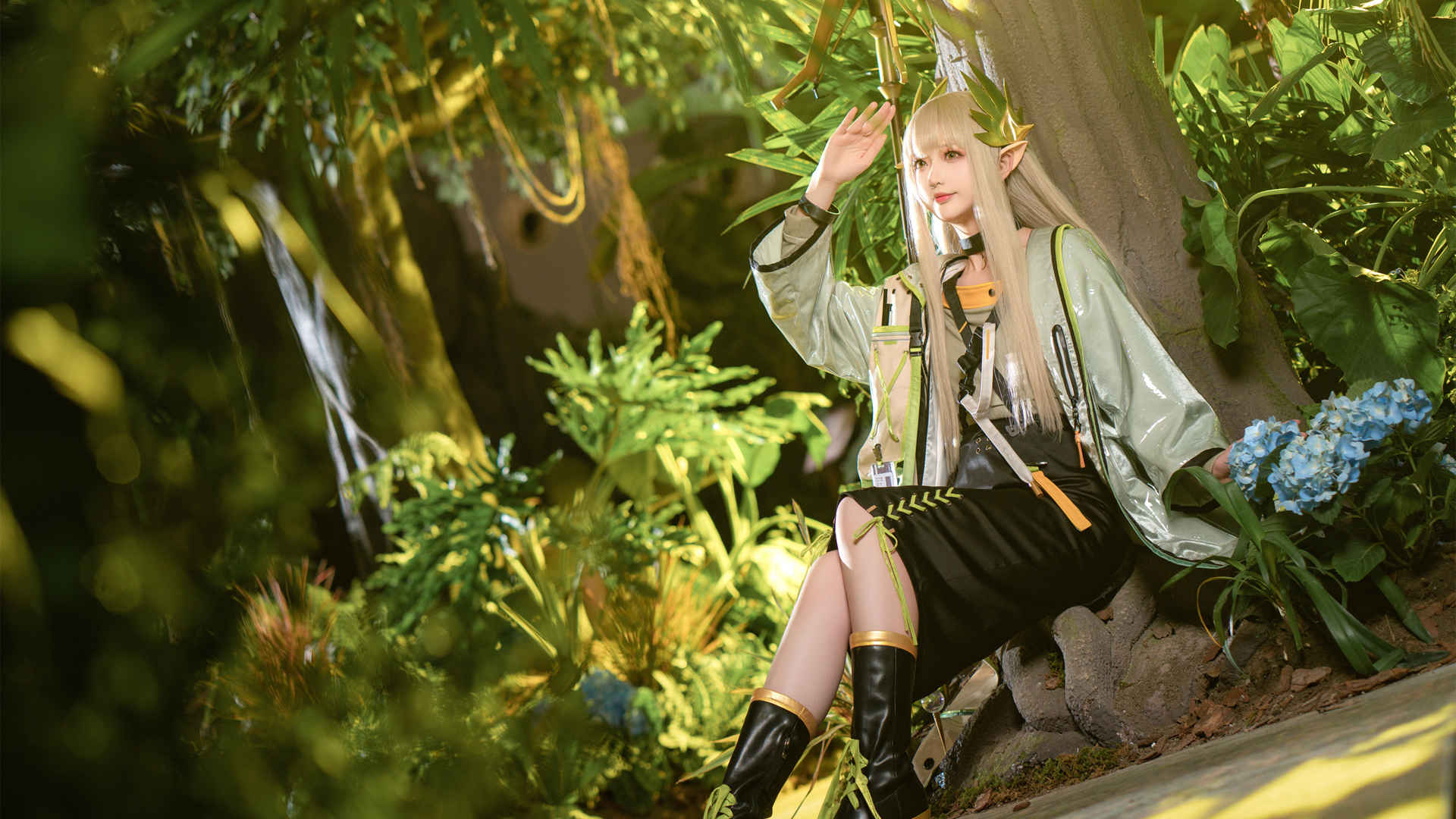 树下黑色裙子兽耳cosplay美女桌面壁纸