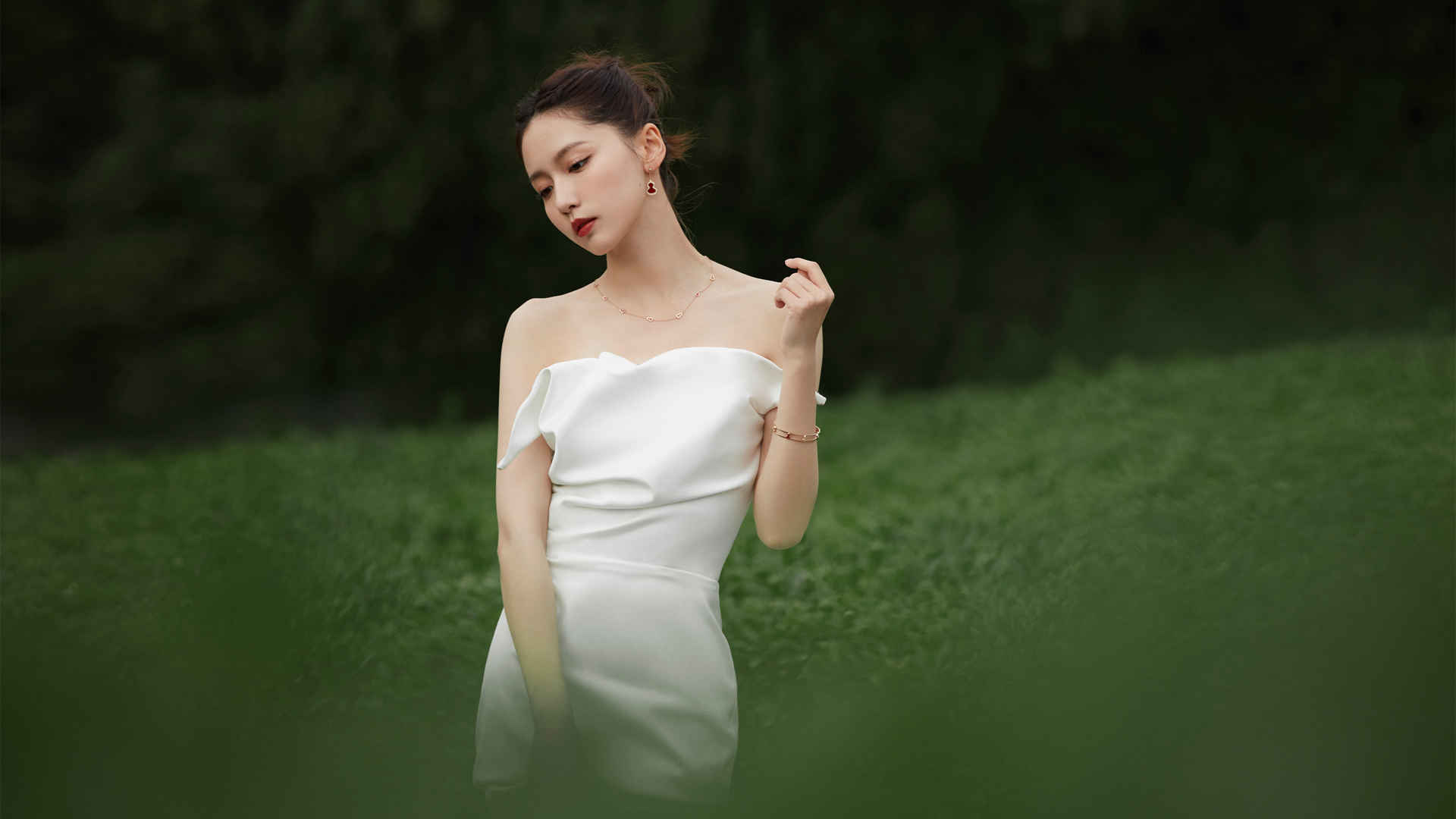 成果自然清新美女白色裙子