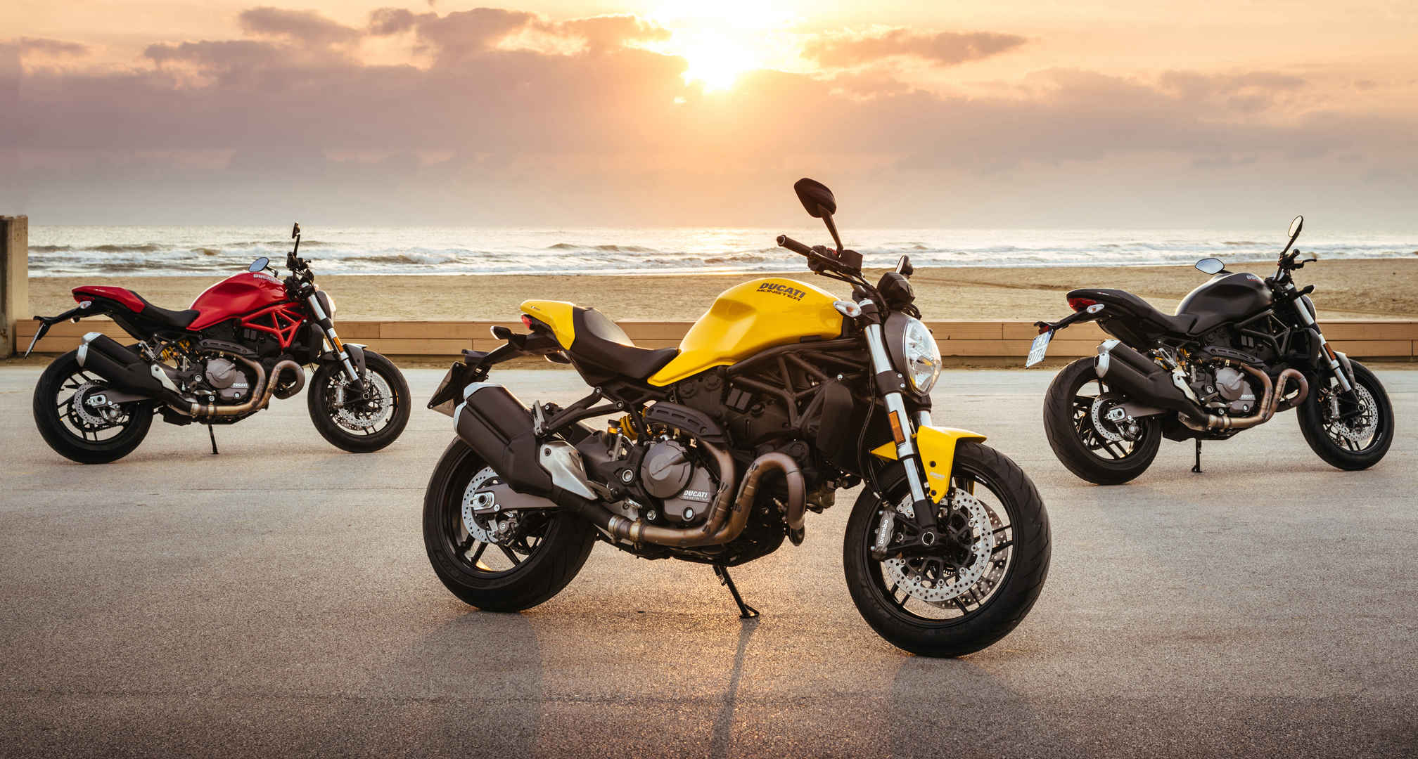 海边黄色杜卡迪Ducati-Monster-821壁纸图片