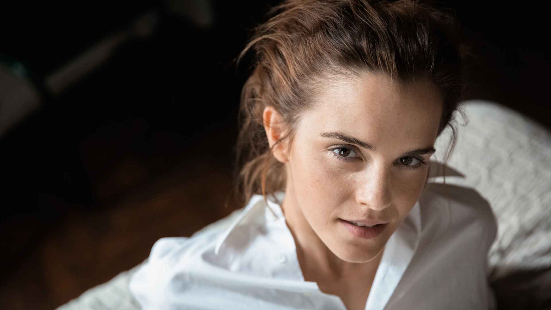 白衬衣艾玛·沃特森（Emma Watson）有韵味美女壁纸