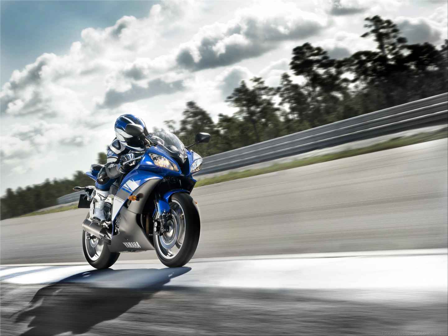 高速路蓝白色雅马哈Yamaha-YZF-R1图片