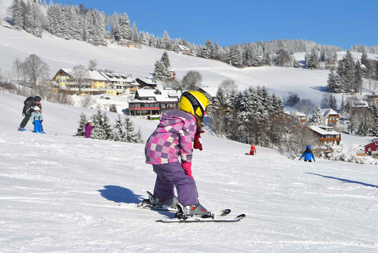 小女孩滑雪图片