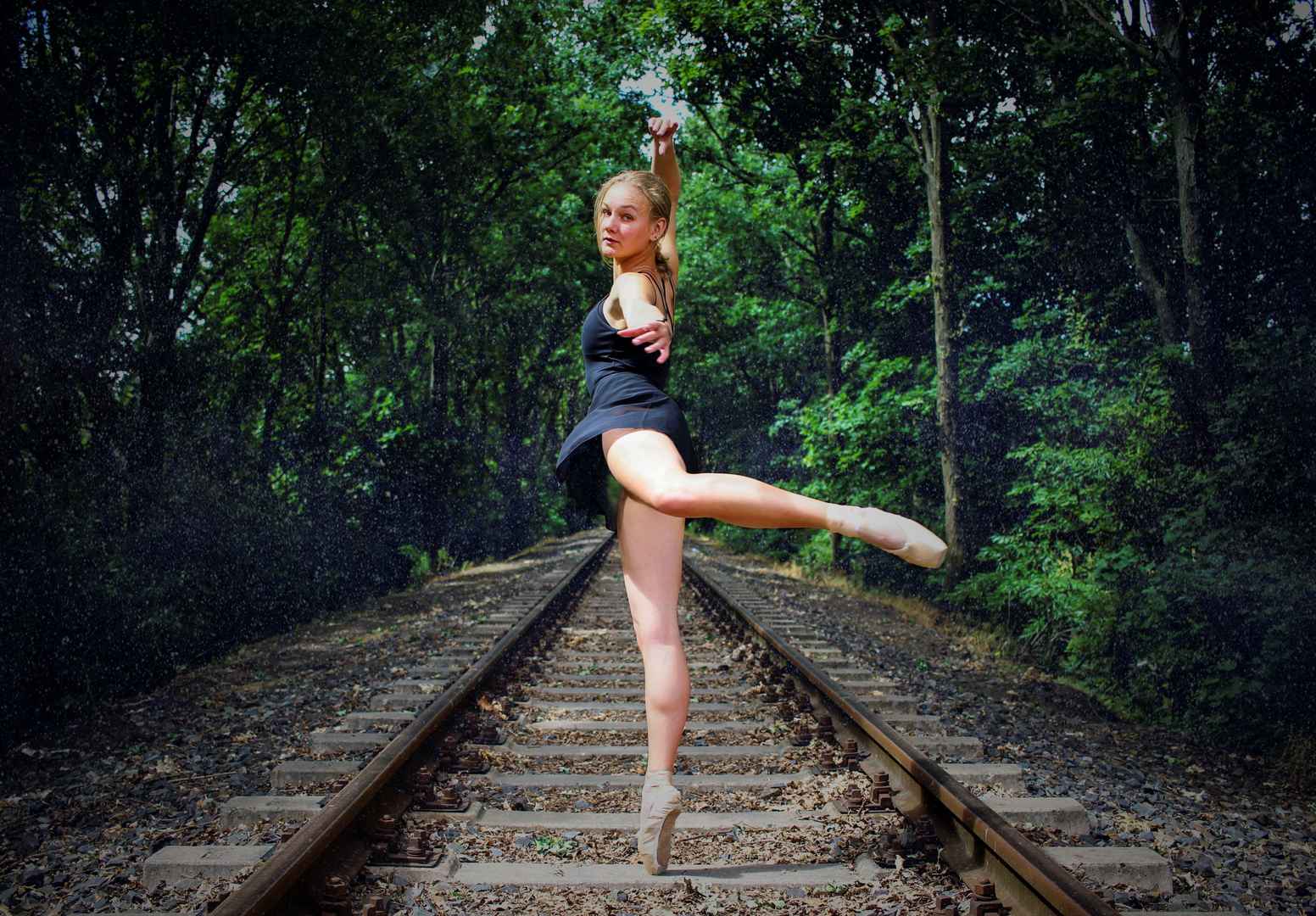 铁路匝道芭蕾舞美女图片