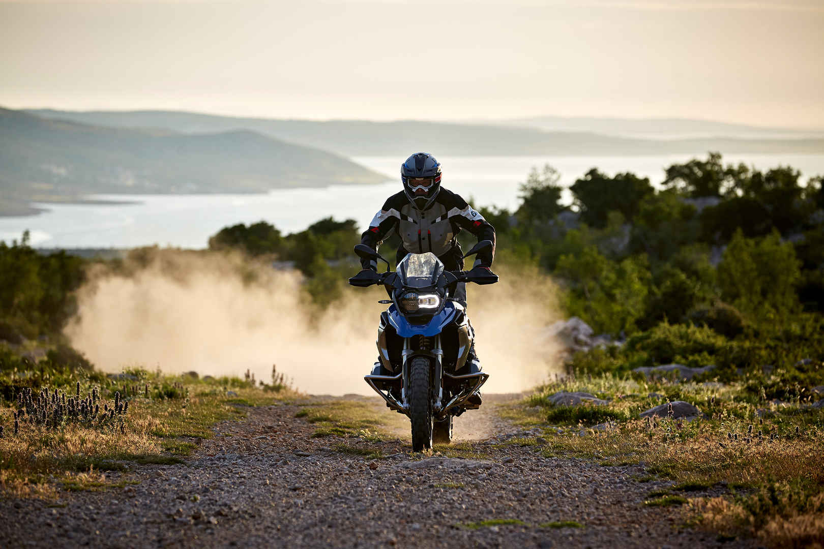 宝马水鸟摩托车BMW r1200gs 尘土飞扬图片