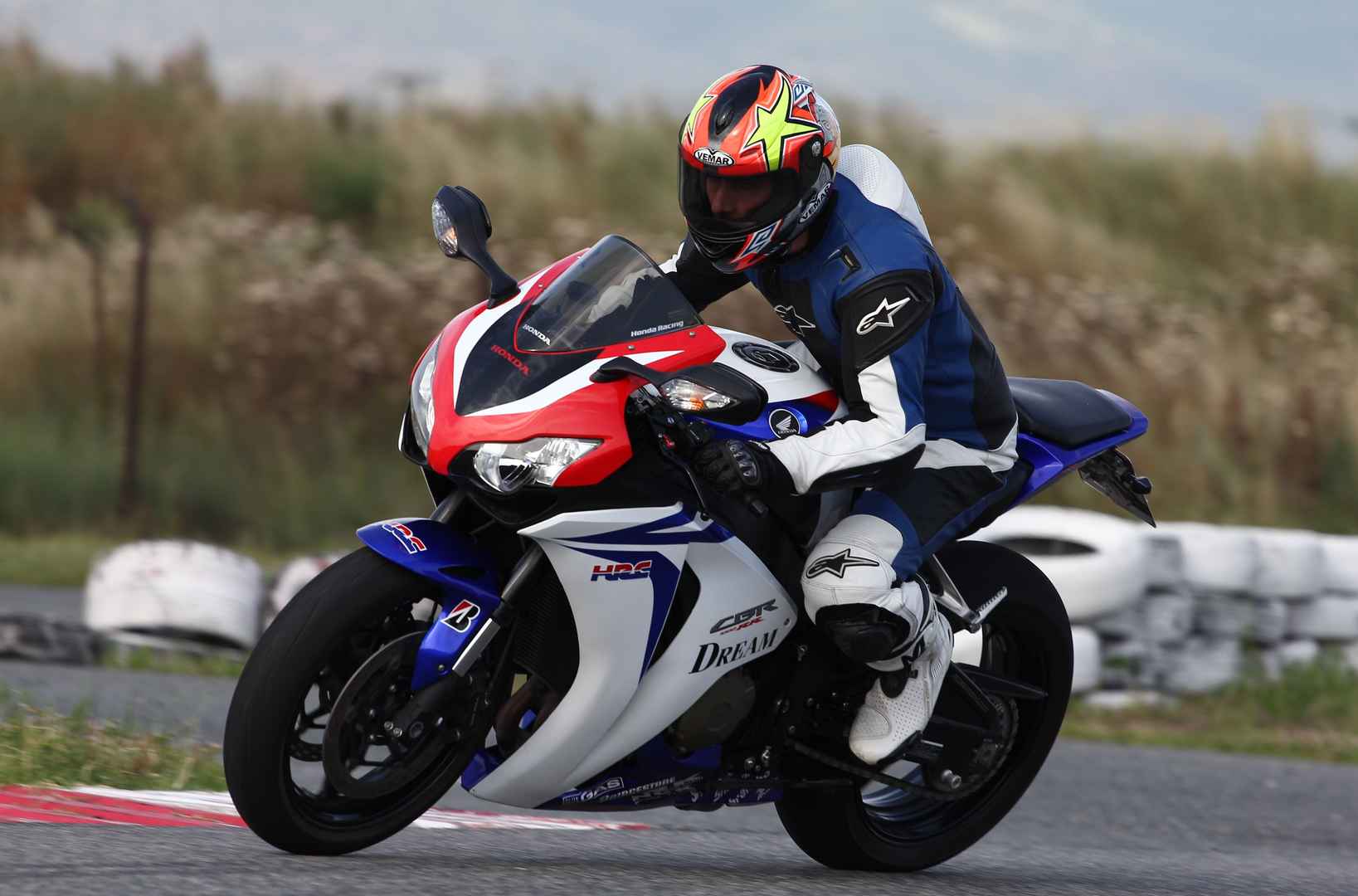 本田摩托车Honda-CBR1000RR-车手头盔红白色图片