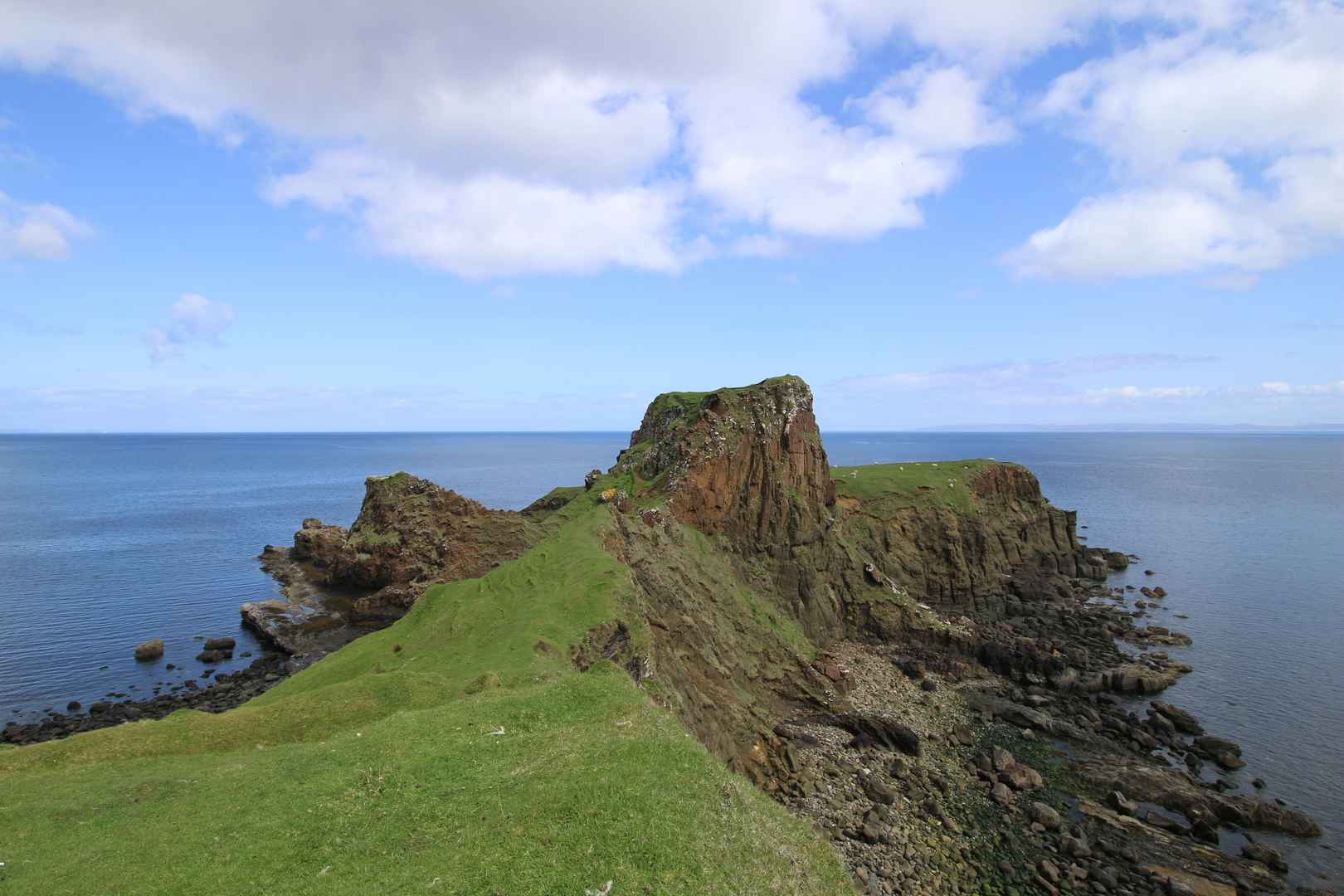 苏格兰海边蓝天白云壁纸图片