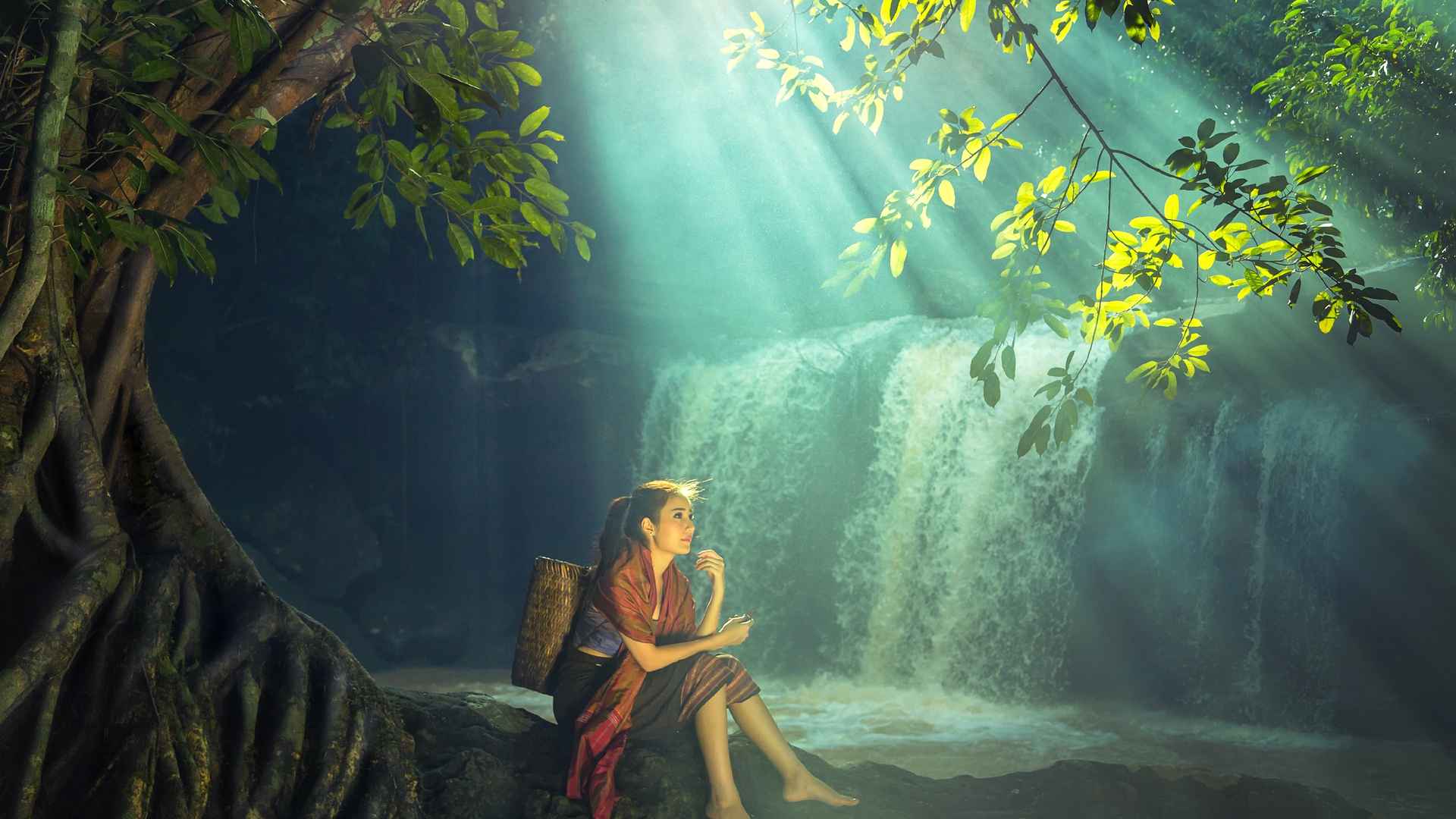 森林 瀑布 阳光 美丽姑娘背着竹框 壁纸图片