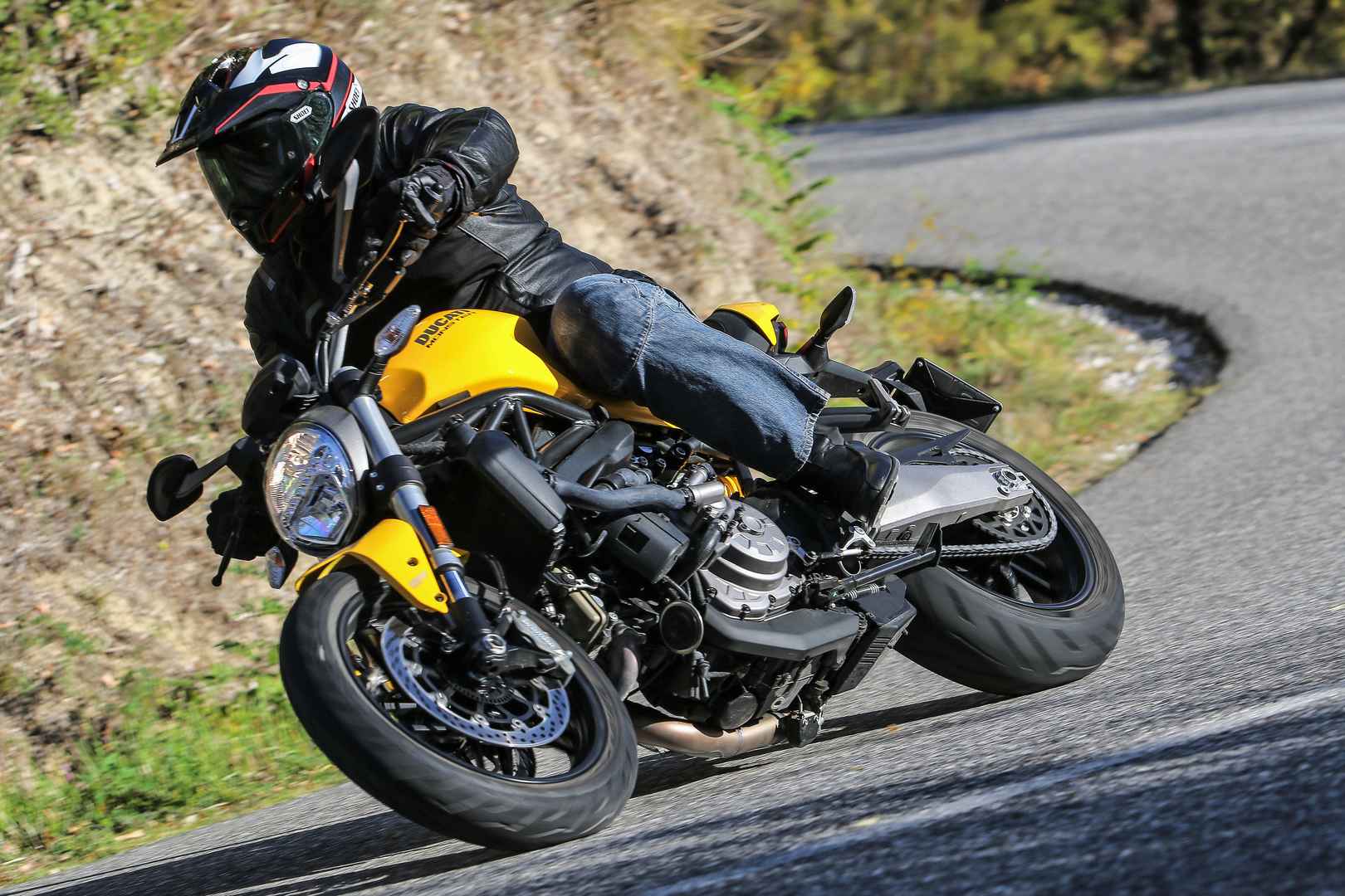 杜卡迪Ducati-Monster-821摩托车标准过弯姿势图片