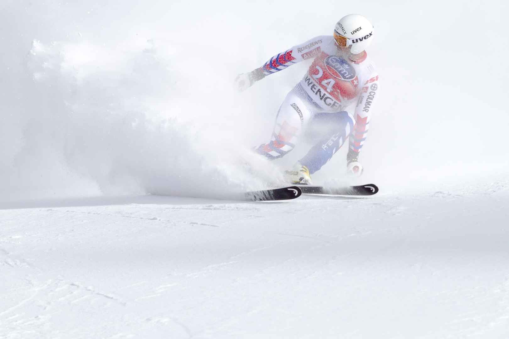 滑雪运动员比赛极速过弯图片