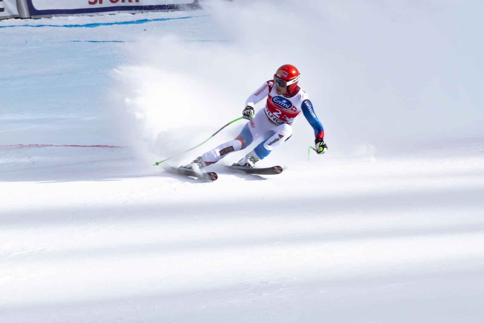 滑雪比赛男选手图片