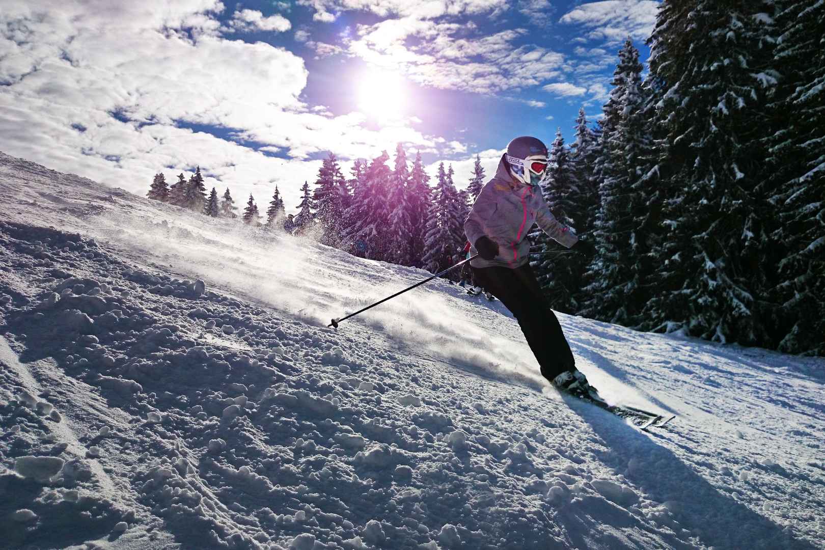 男子滑雪飞驰而过图片