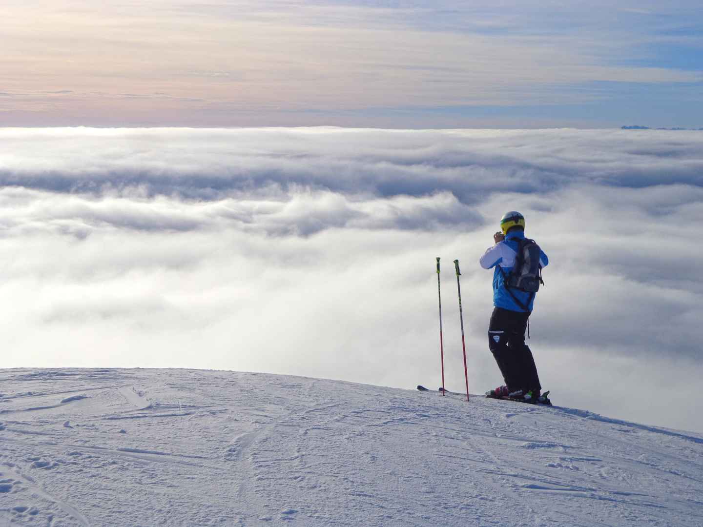 滑雪者山顶欣赏云海风景图片