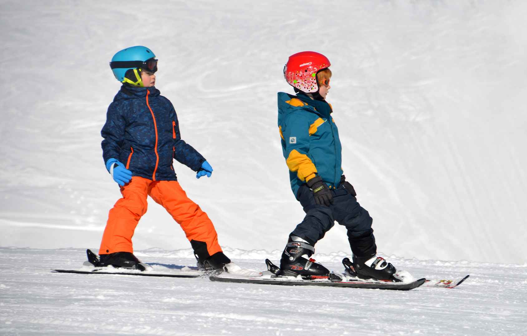 滑雪可爱两兄弟图片