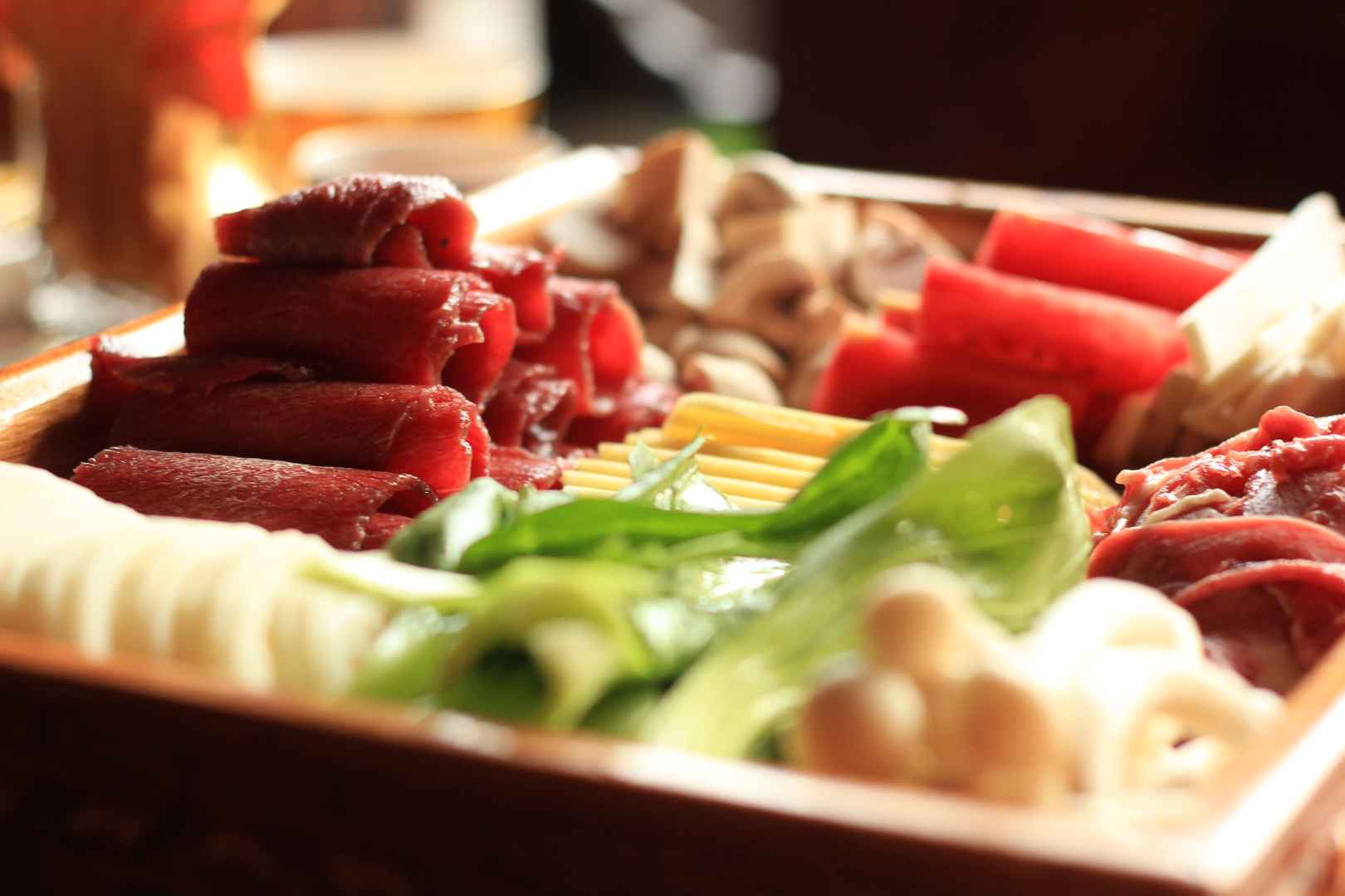鲜肉和蔬菜火锅食材图片