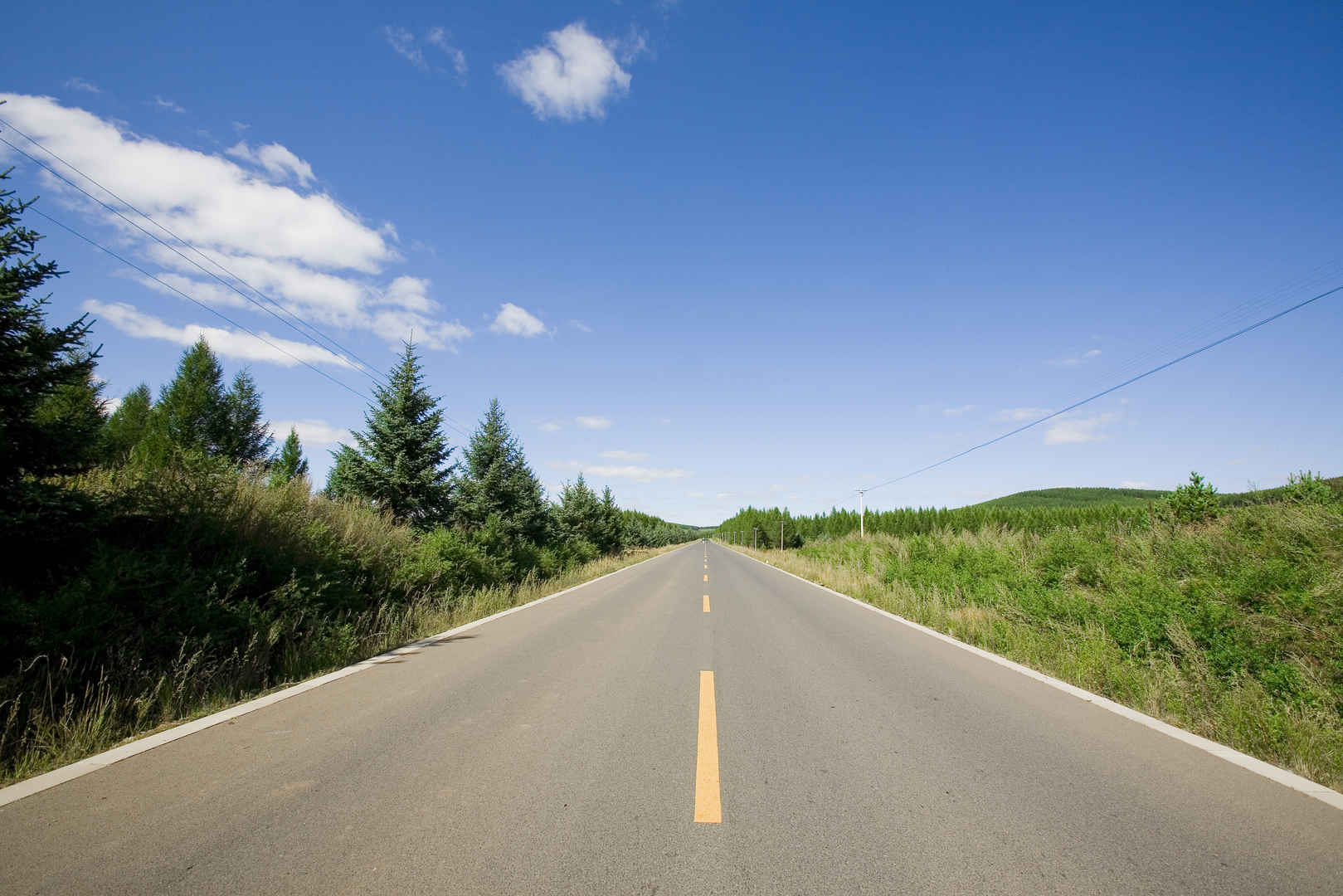 蓝天白云公路风景图片