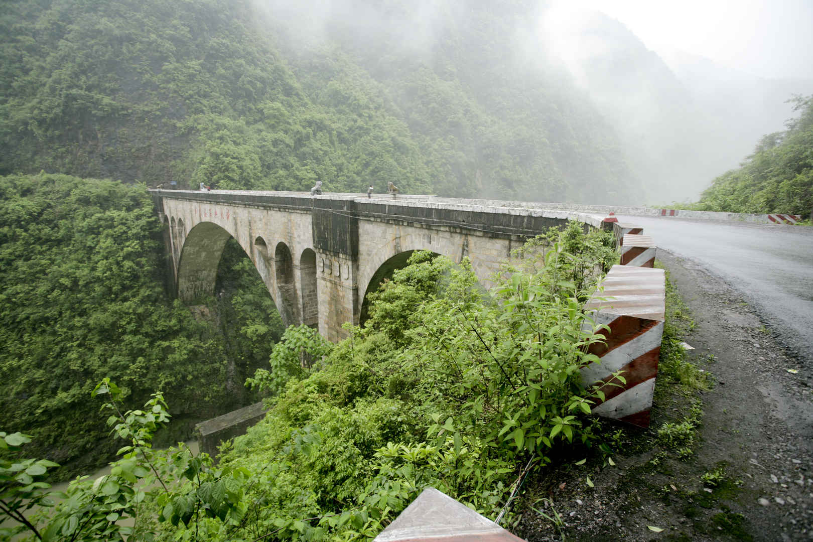 山区道路石桥图片高清