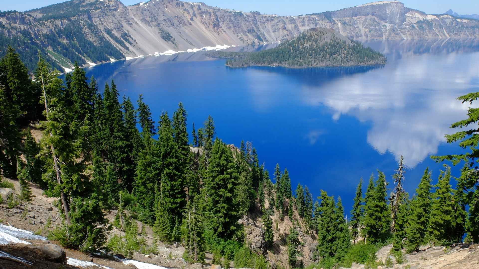 火山口湖优美风景电脑高清屏保图片-