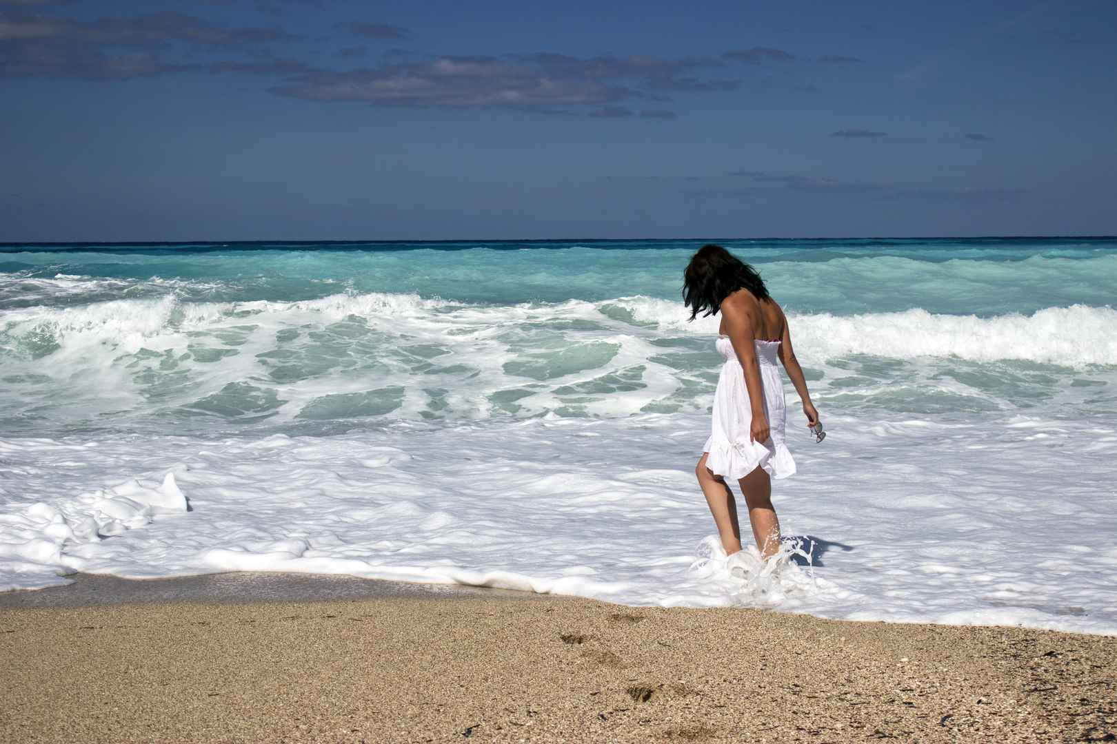 夏天浪花 海滩 女孩  图片