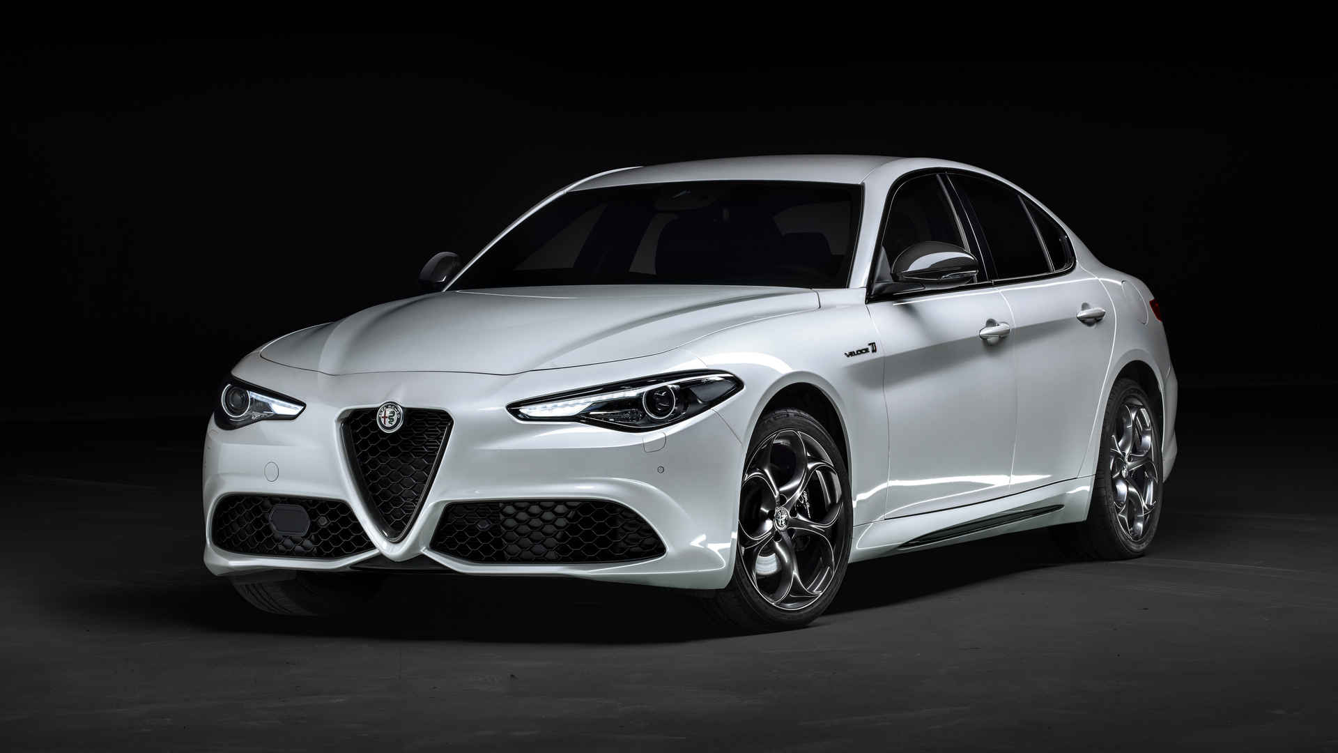 白色阿尔法·罗密欧Giulia Veloce Ti Q4壁纸