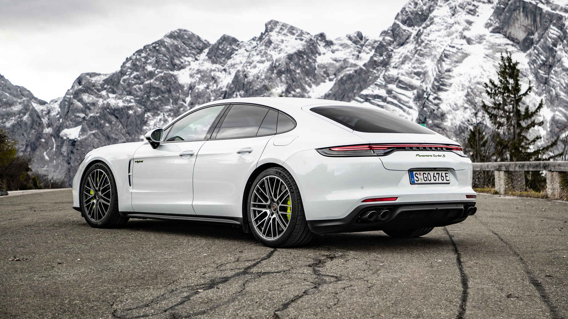 白色保时捷Panamera Turbo S E-Hybrid桌面壁纸