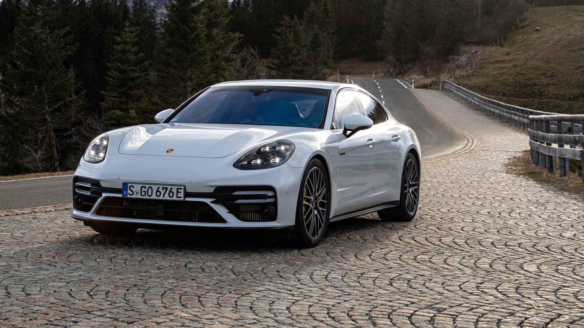 白色保时捷Panamera Turbo S E-Hybrid电脑壁纸