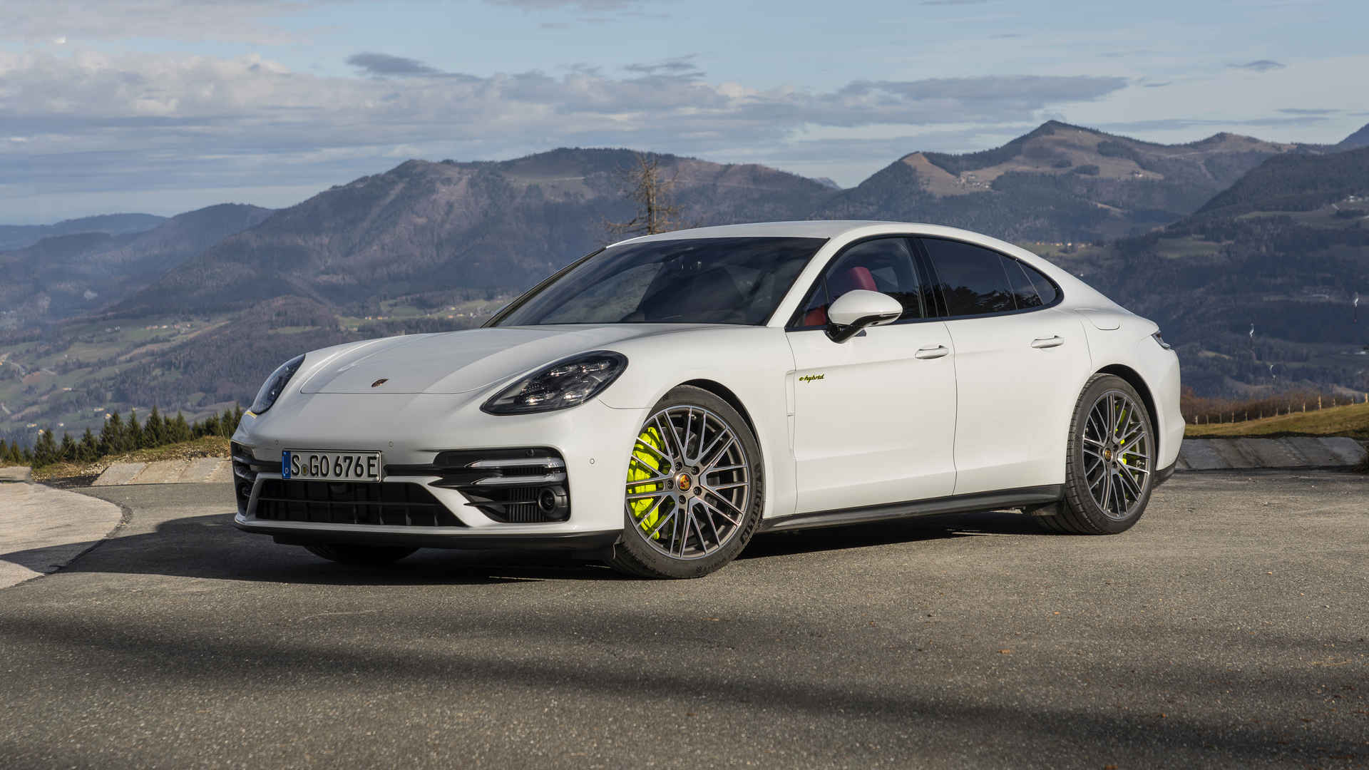 白色保时捷Panamera Turbo S E-Hybrid壁纸