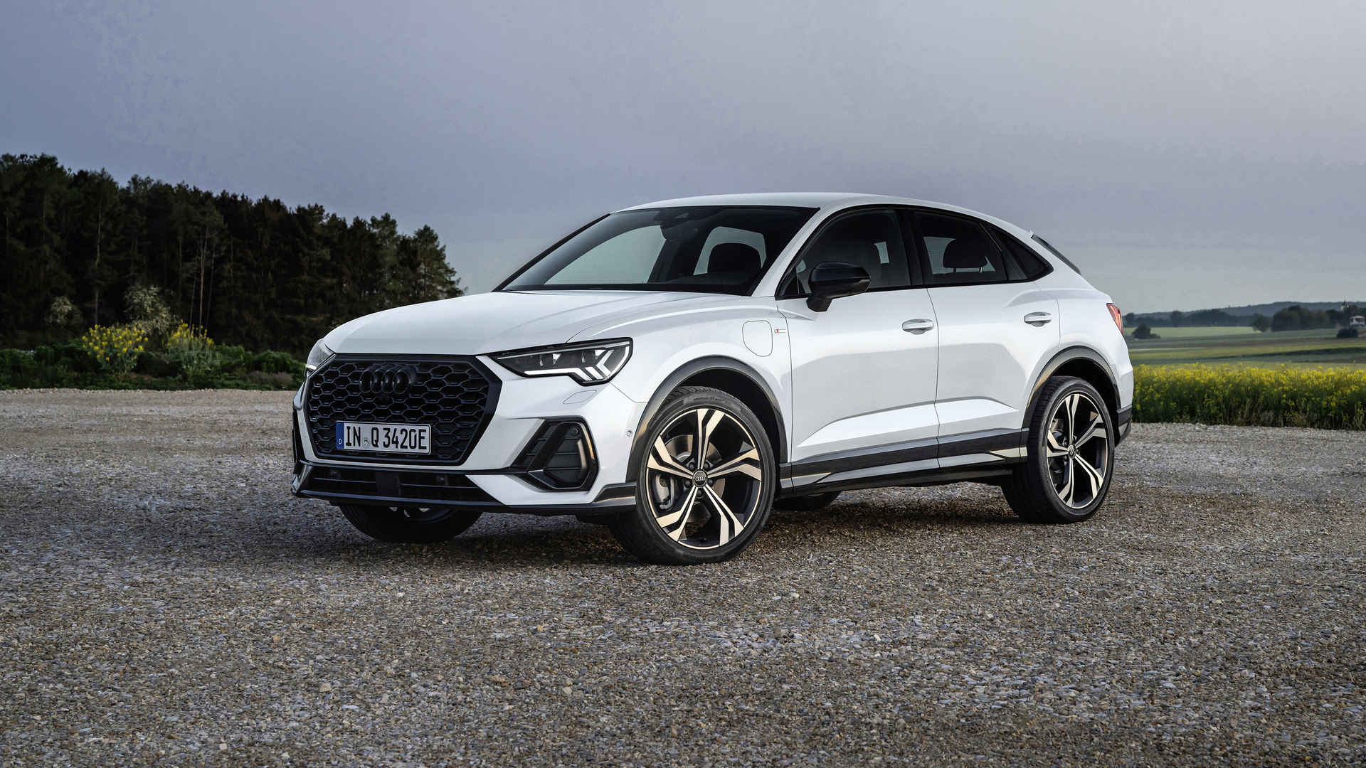 白色奥迪Q3 Sportback 45 TFSI e S line桌面壁纸