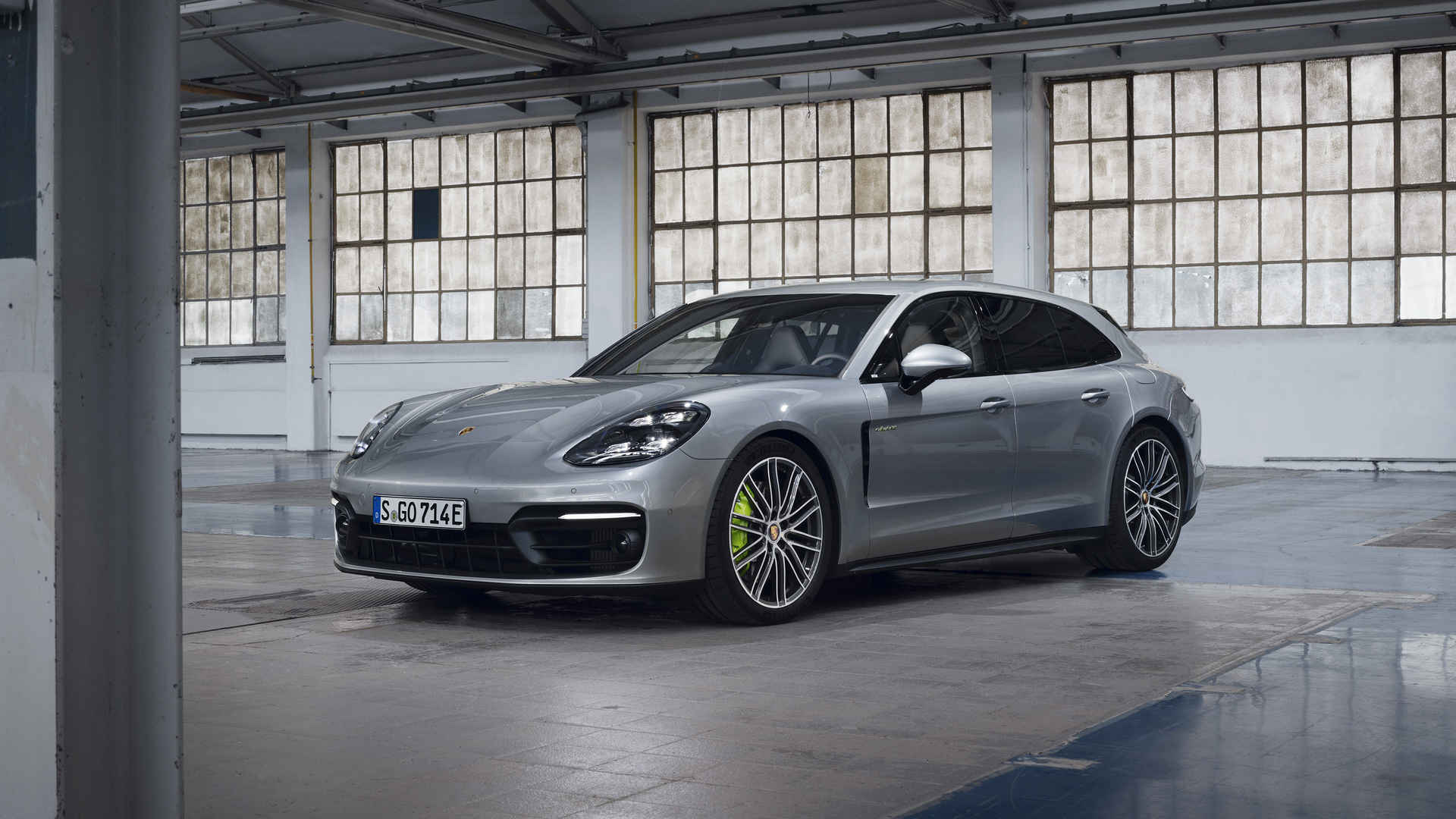 保时捷Panamera 4 E-Hybrid Sport Turismo桌面壁纸