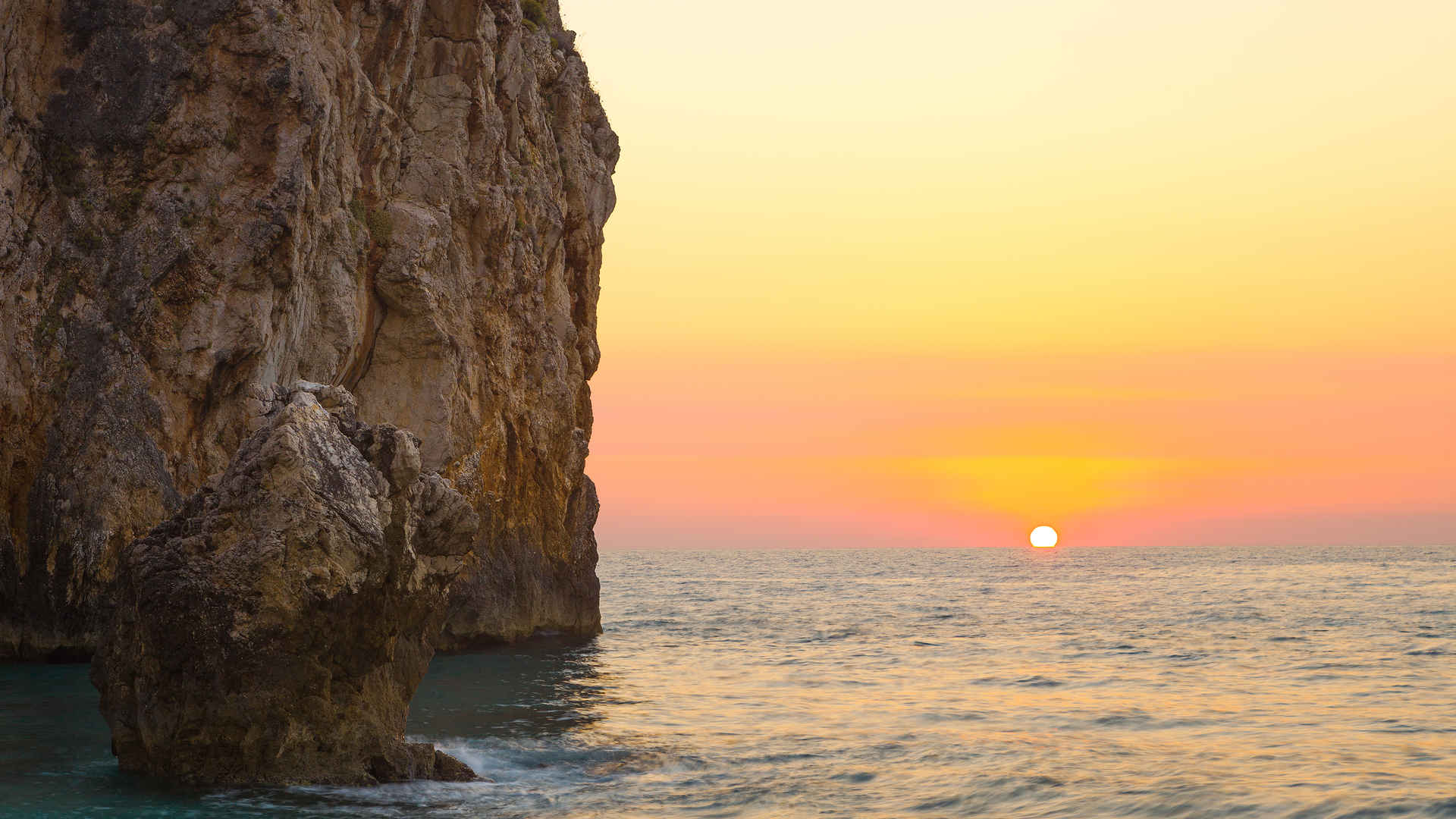 希腊莱夫卡达岛地中海日出风景图片
