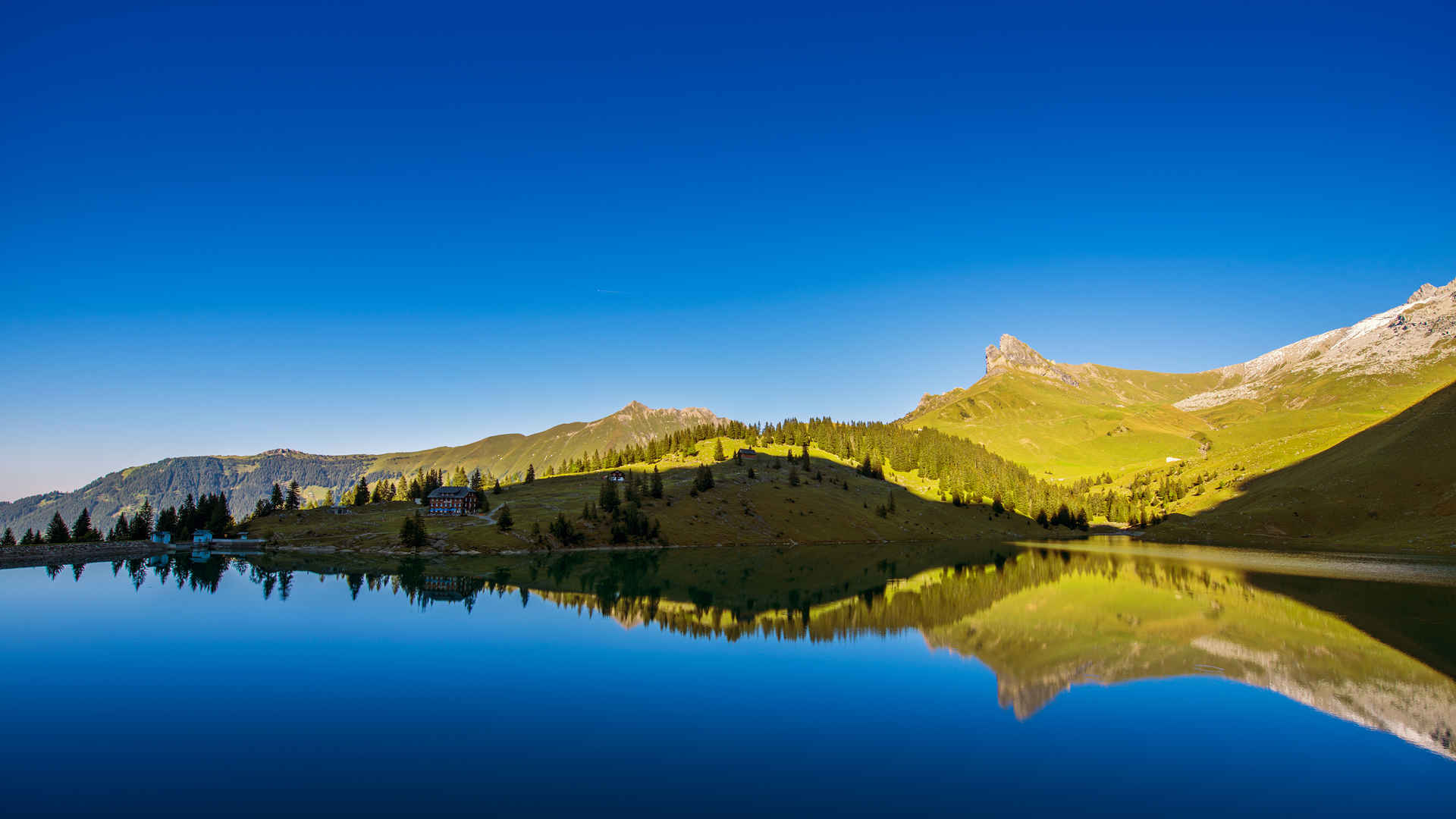 优美瑞士湖泊桌面图片