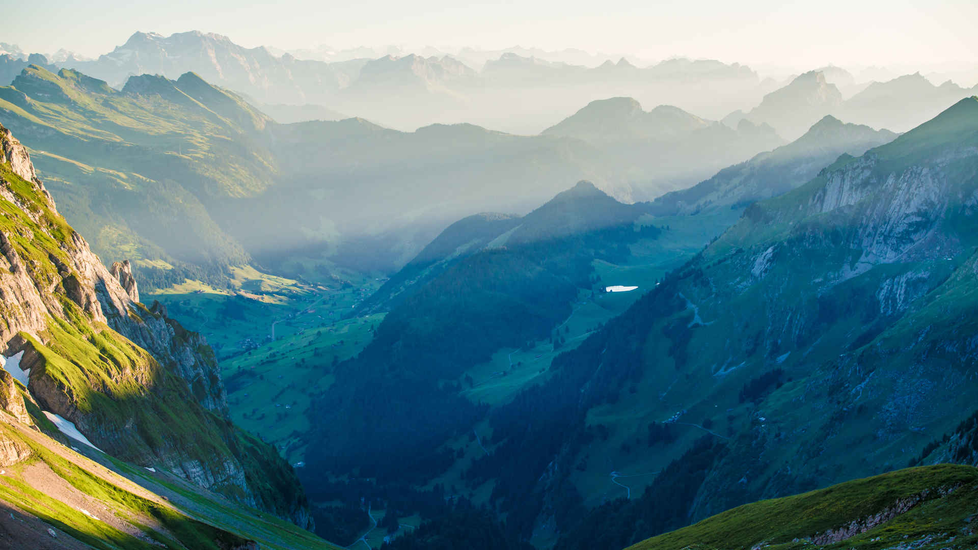 瑞士山顶端风景桌面图片