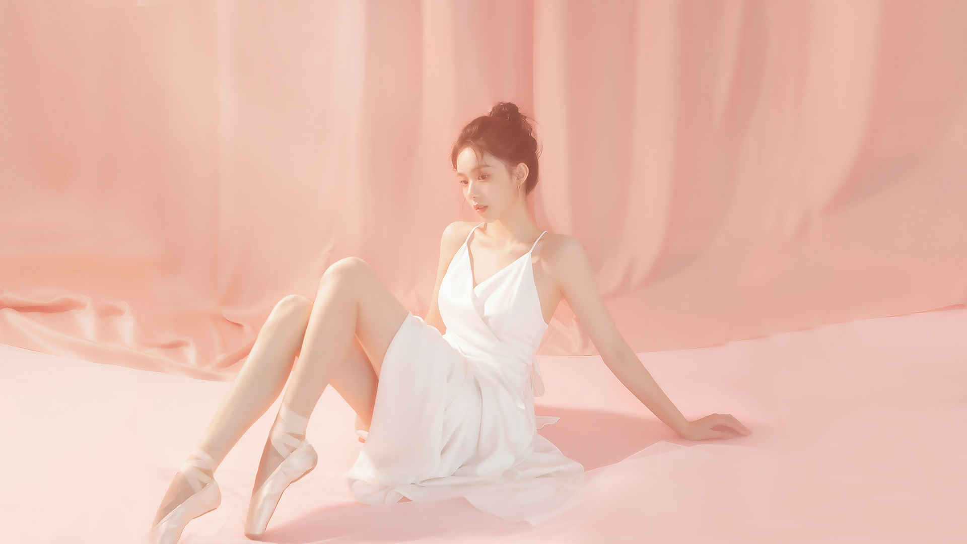 白色裙子美女跳芭蕾舞4K壁纸-