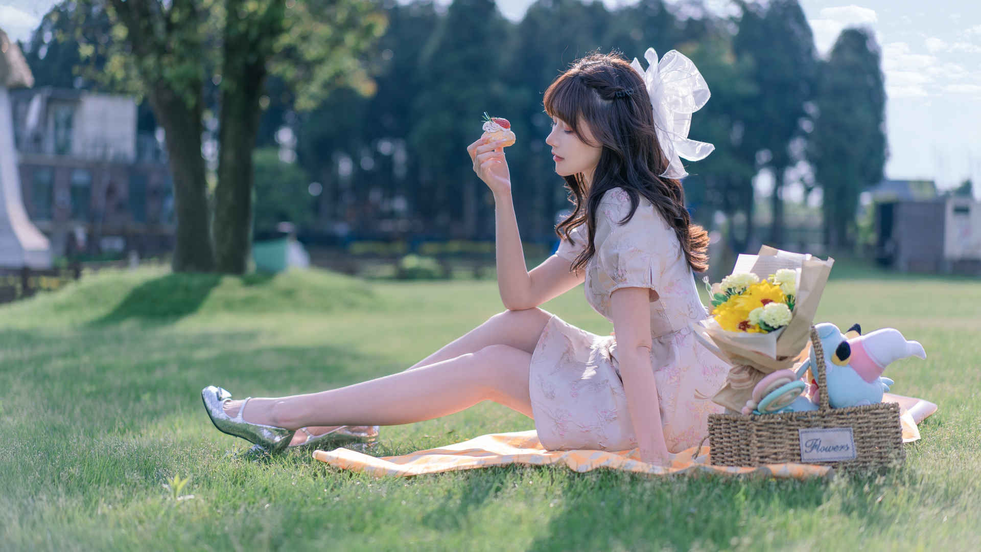 坐在草地上的小清新美女4k壁纸-
