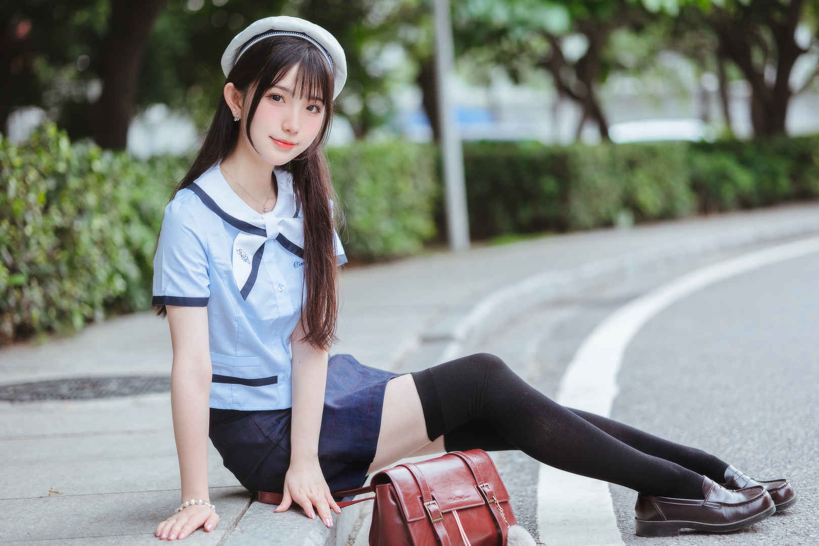 黑色裤袜长发可爱美女4k壁纸-