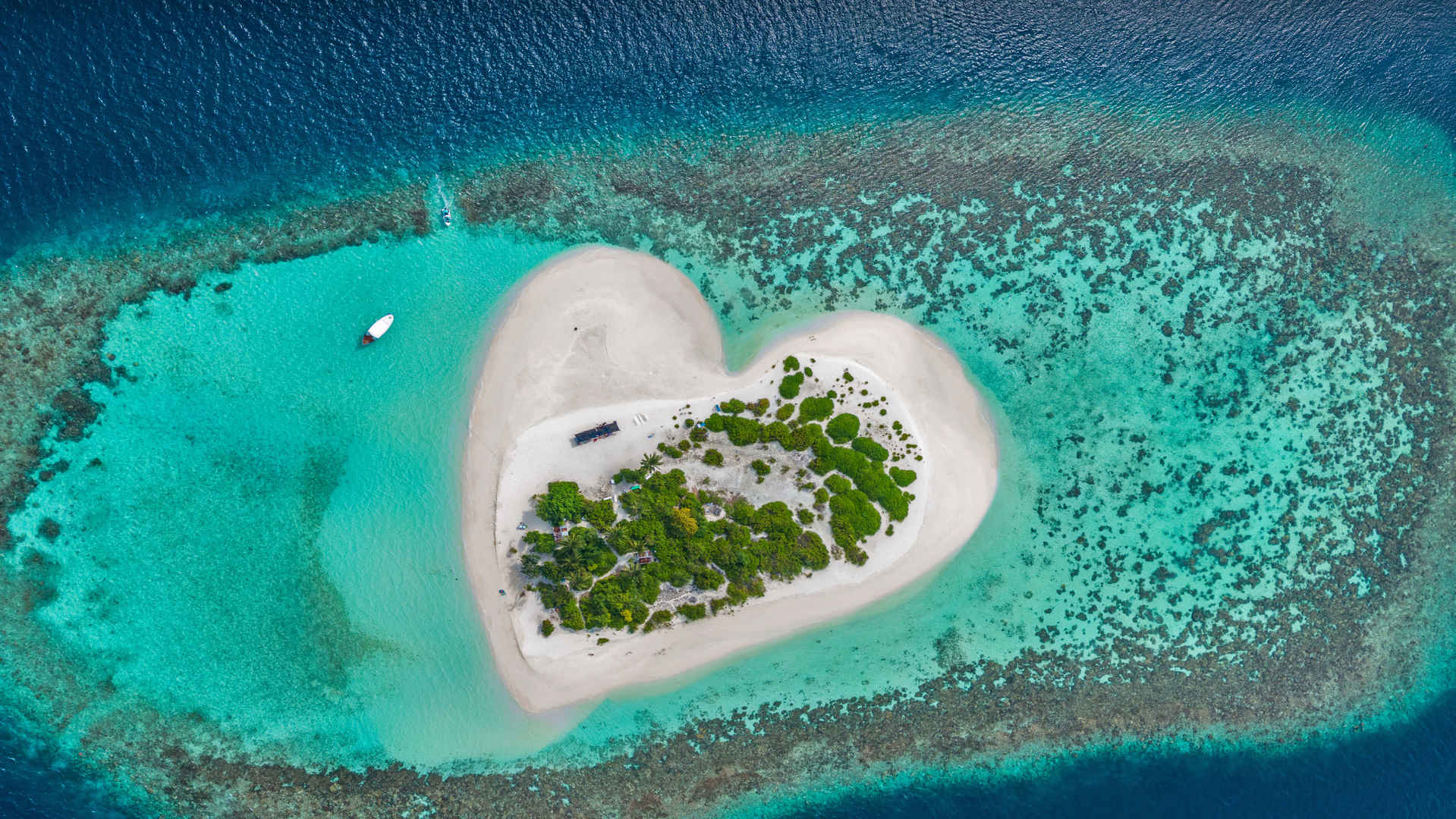 马尔代夫心形的岛4k风景壁纸