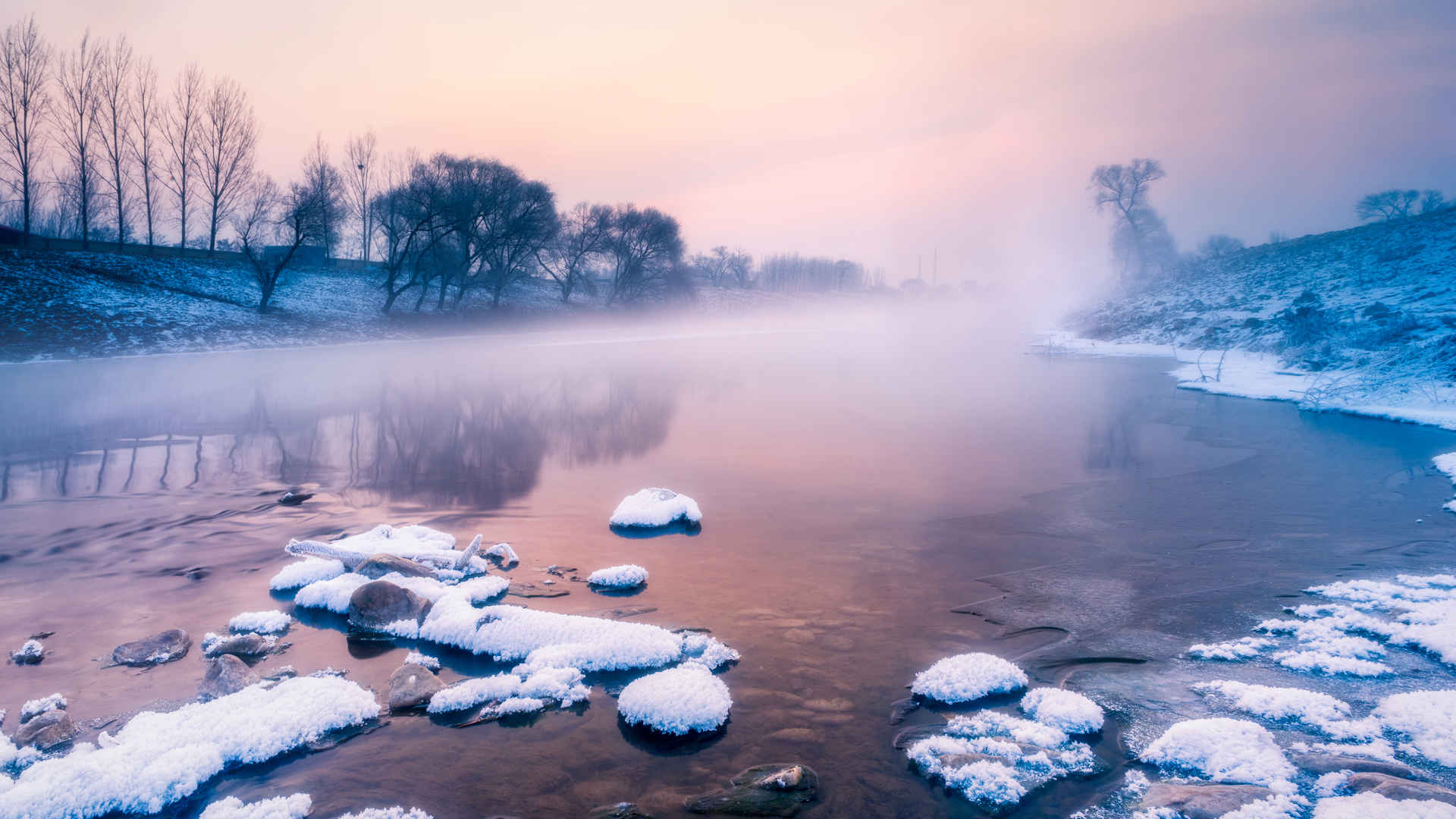 河流雪景中的神秘雾气大自然壁纸