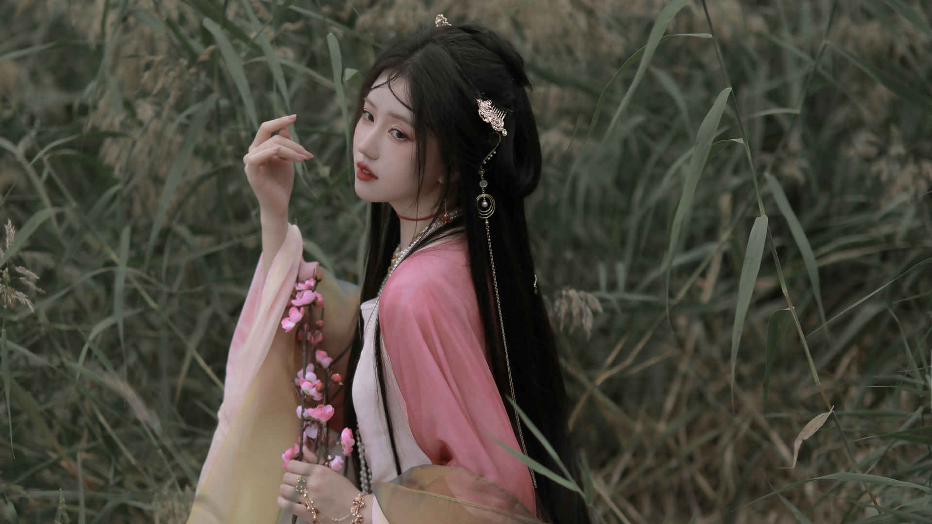 粉色古装长头发美女4k电脑壁纸
