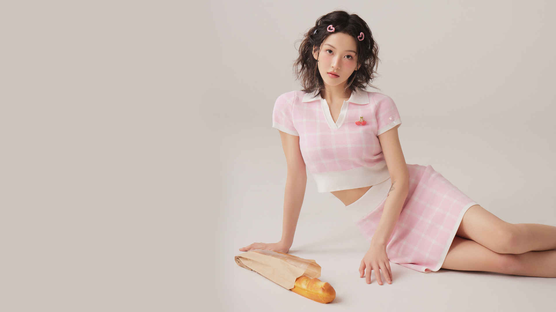 可爱美女粉色包臀裙