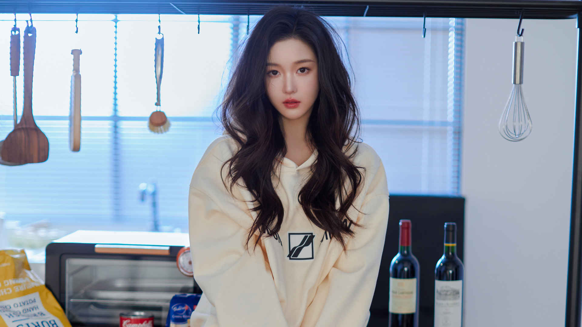 厨房长卷发清纯好看美女曹婉瑾4k壁纸-
