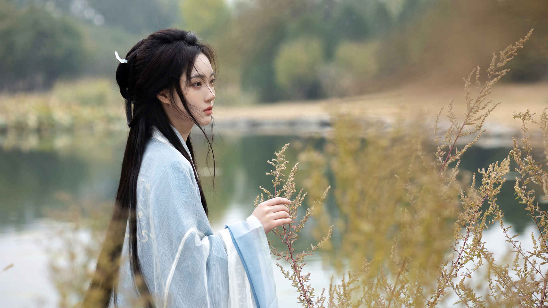  河边古风美女唯美摄影图片