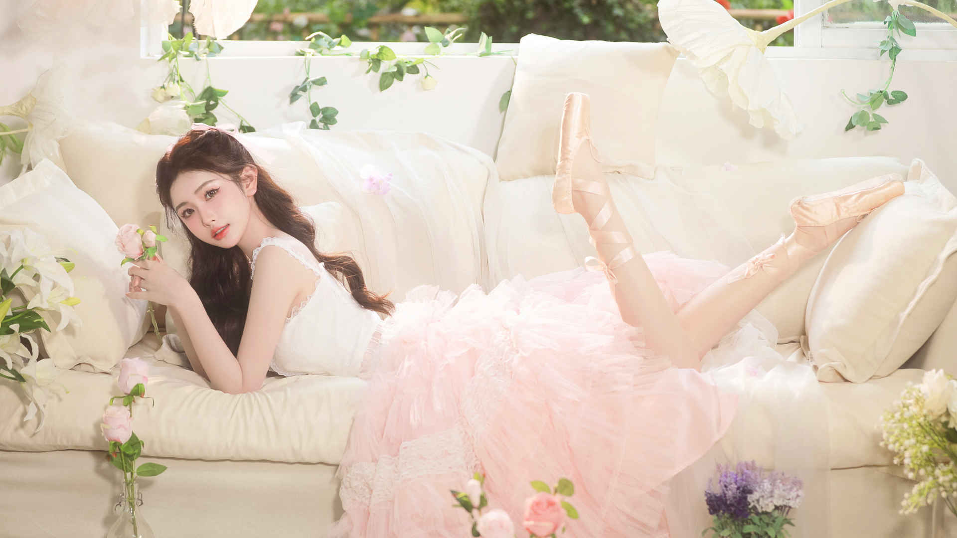 居家沙发清新粉色裙子美女4k壁纸
