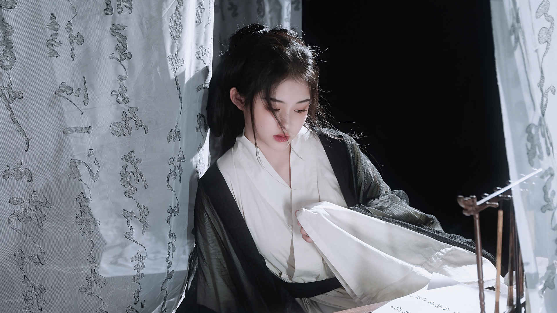 美女居士黑白壁纸4k