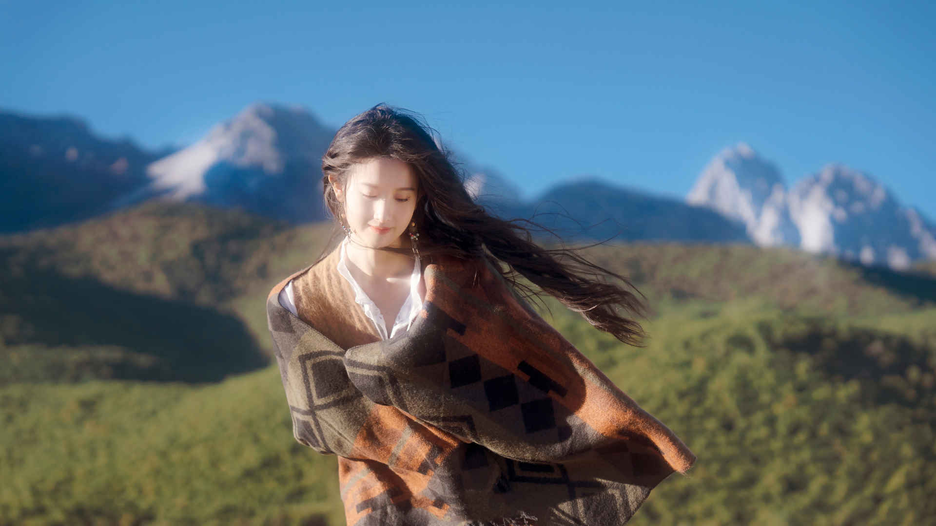 高山长发清纯美女4k壁纸