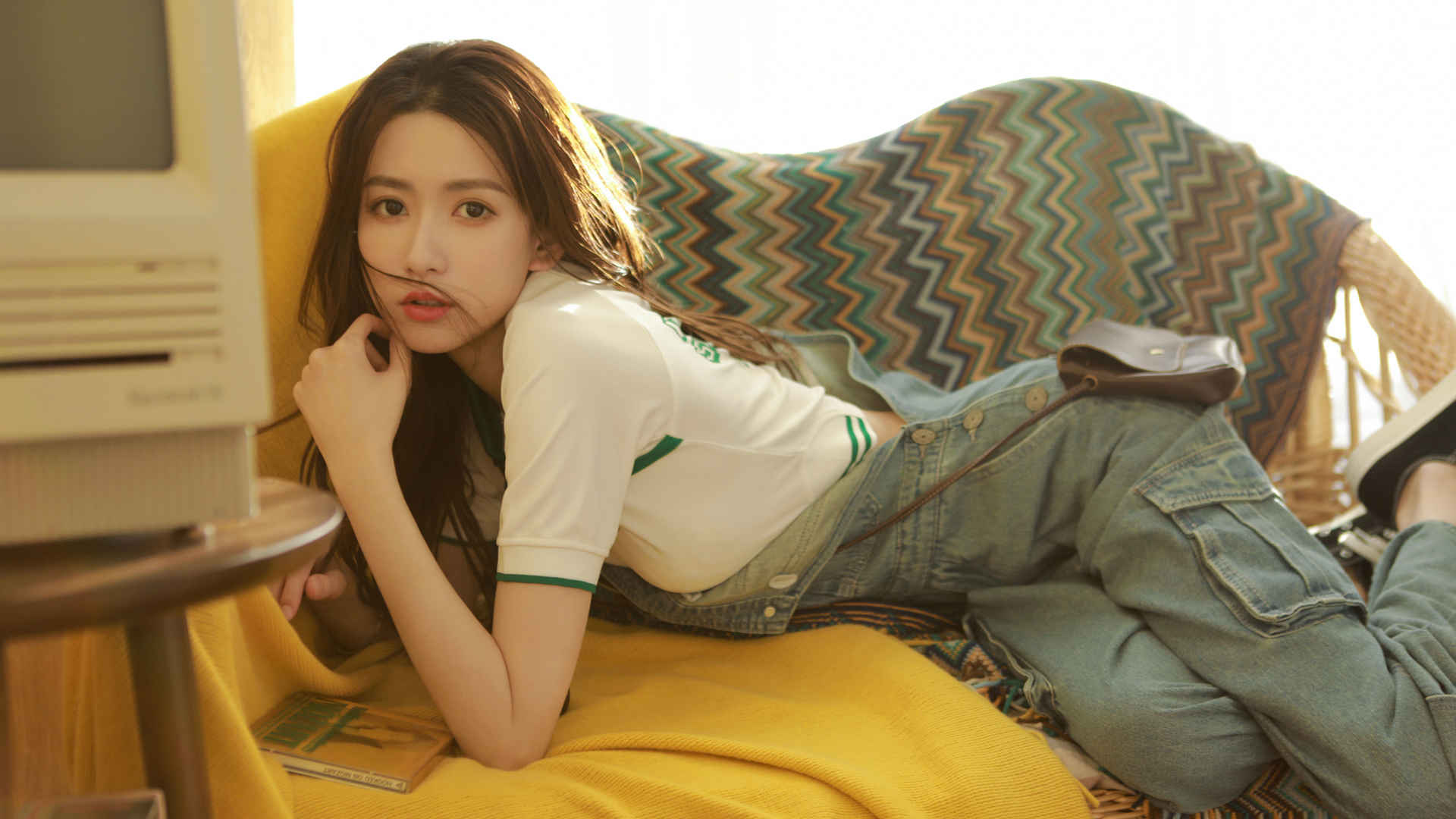 牛仔背带裤王秋紫养眼长发美女4k壁纸
