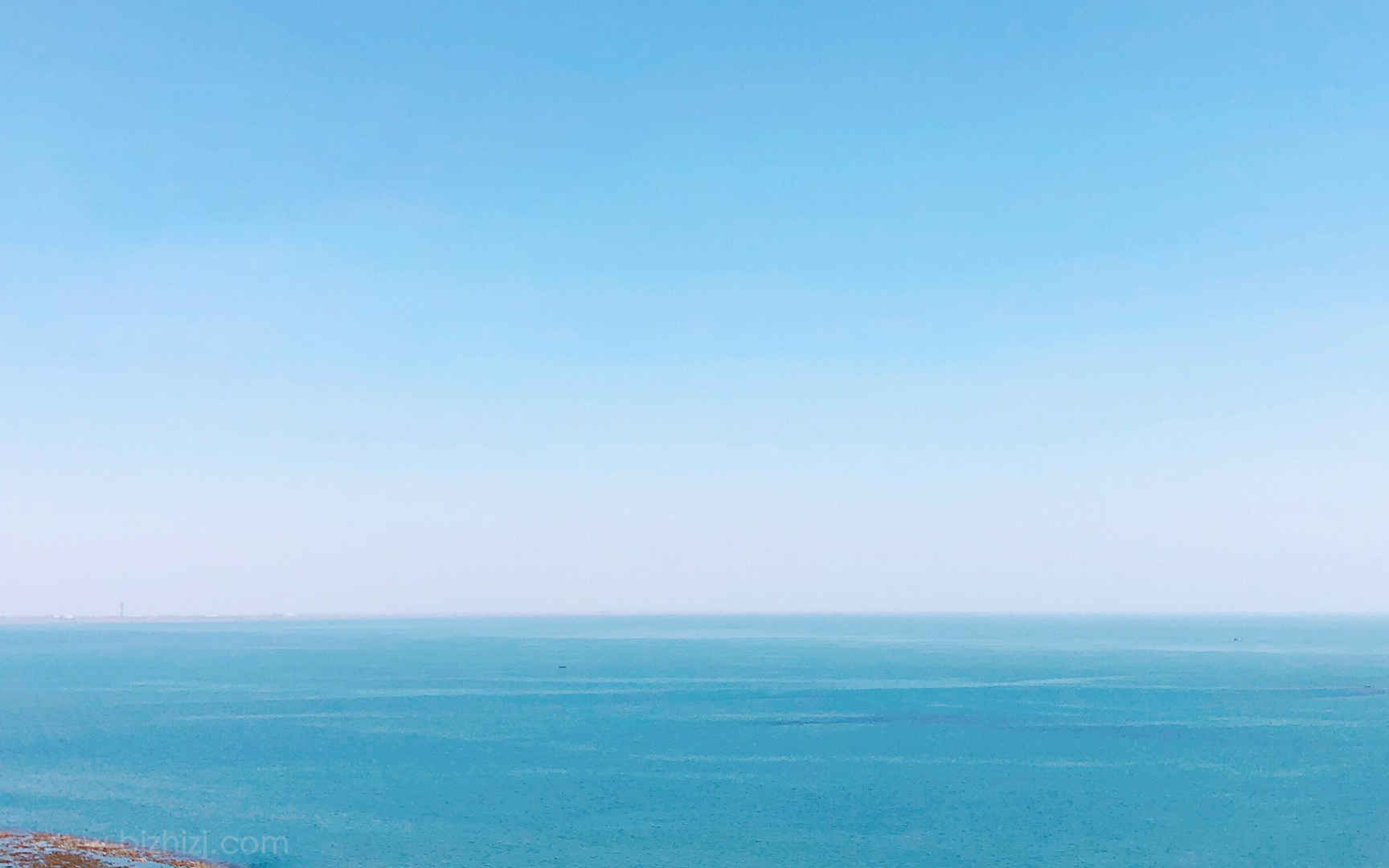 夏日蓝色的海洋风光优美的风景照
