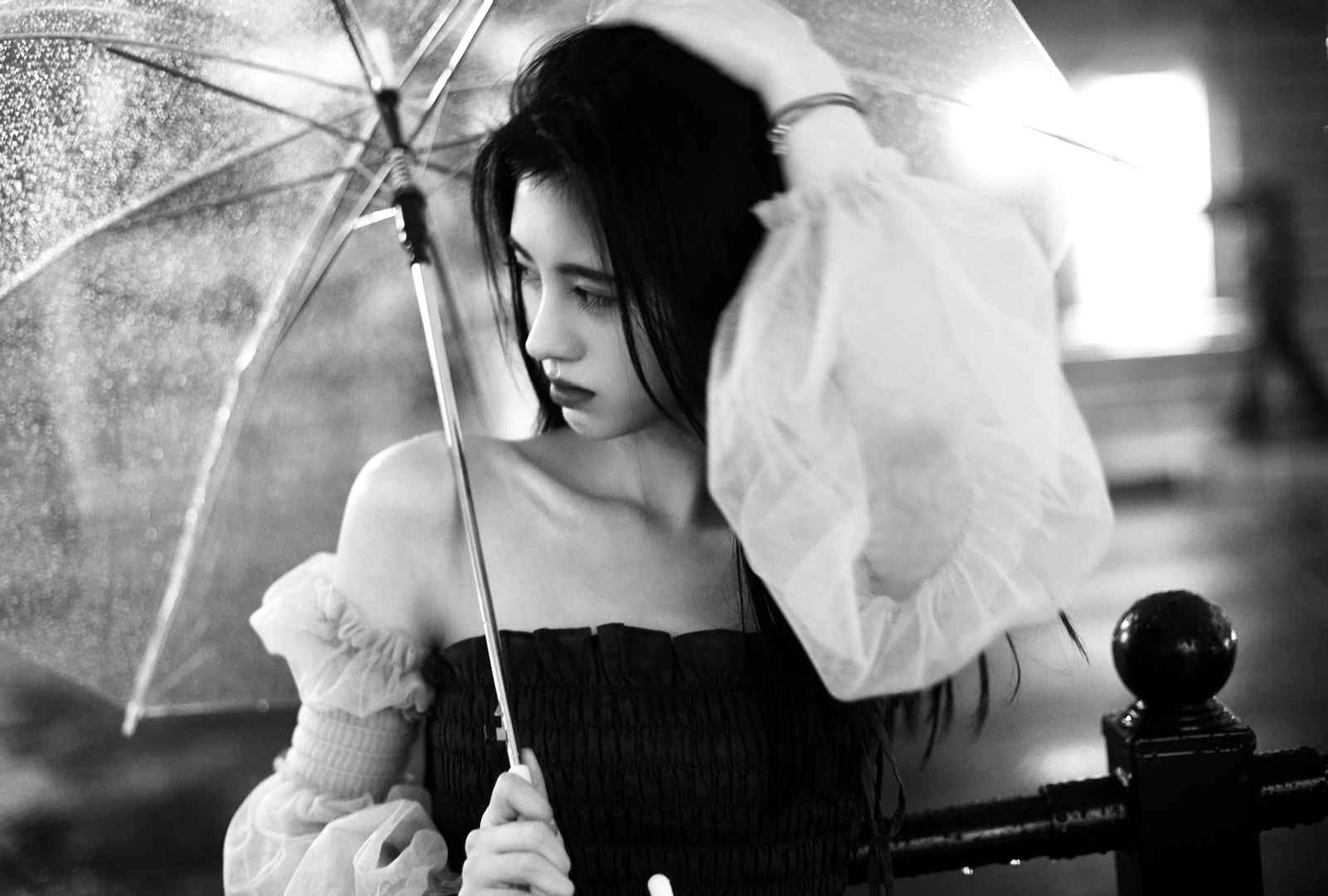 夜雨街道 鞠婧祎 伞 黑白照片 4k美女壁纸