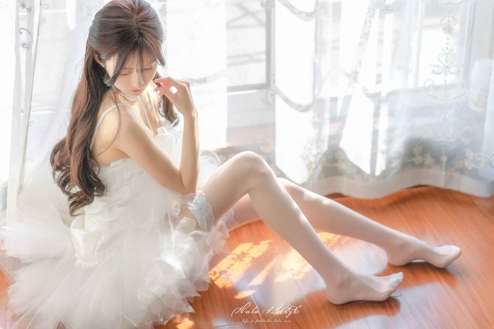 白色婚纱裙子 白色丝袜美腿美女4k壁纸